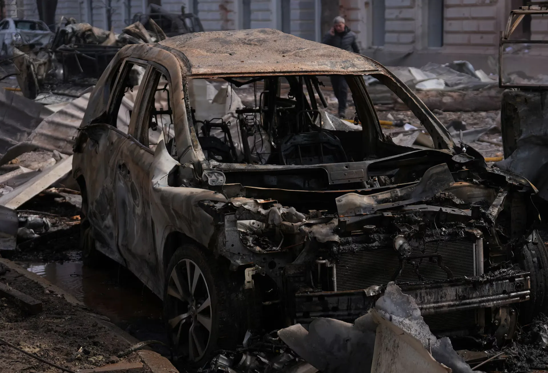 Вид на пошкоджений автомобіль на місці російського ракетного удару під час нападу Росії на Україну в Сумах, Україна, 13 квітня 2025 року.